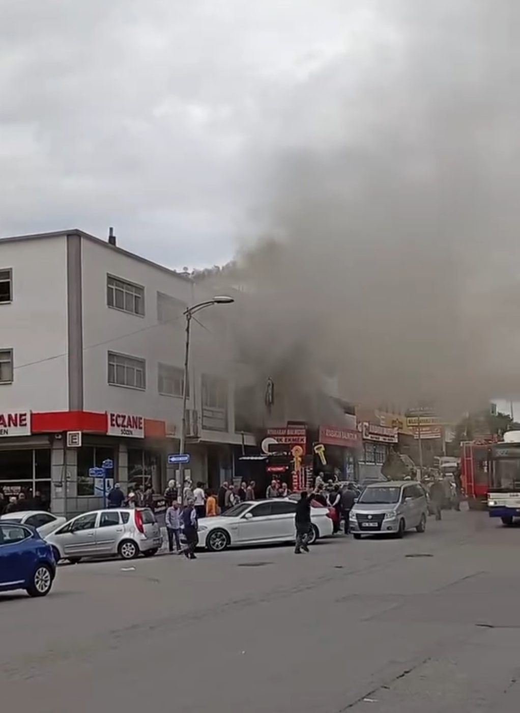 Ankara Altındağ’da balık satan dükkanda çıkan yangın cep telefonu kamerasına