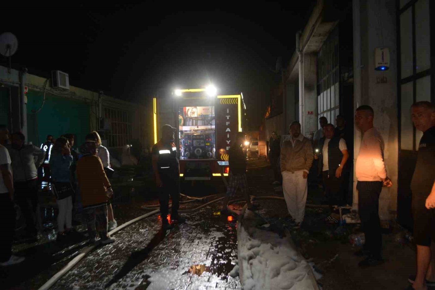 Balıkesir’in Ayvalık ilçesinde, bir gözlük üretim fabrikasında çıkan yangında, fabrika