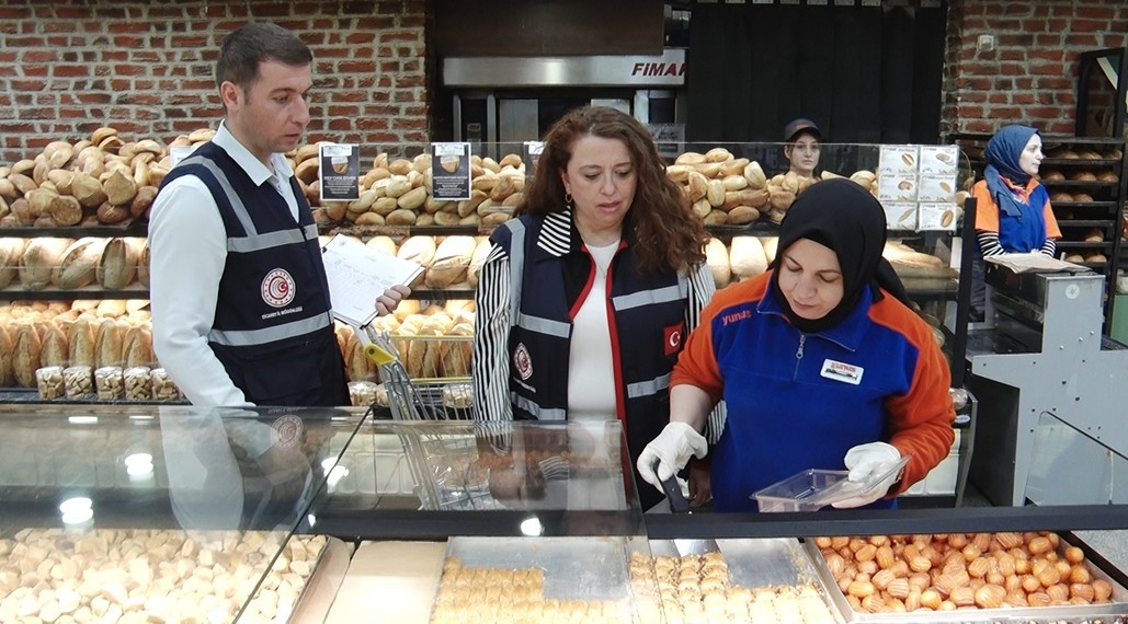 Ticaret Bakanlığı ekipleri, Kurban Bayramı öncesi Ankara’daki marketlerde temel gıda
