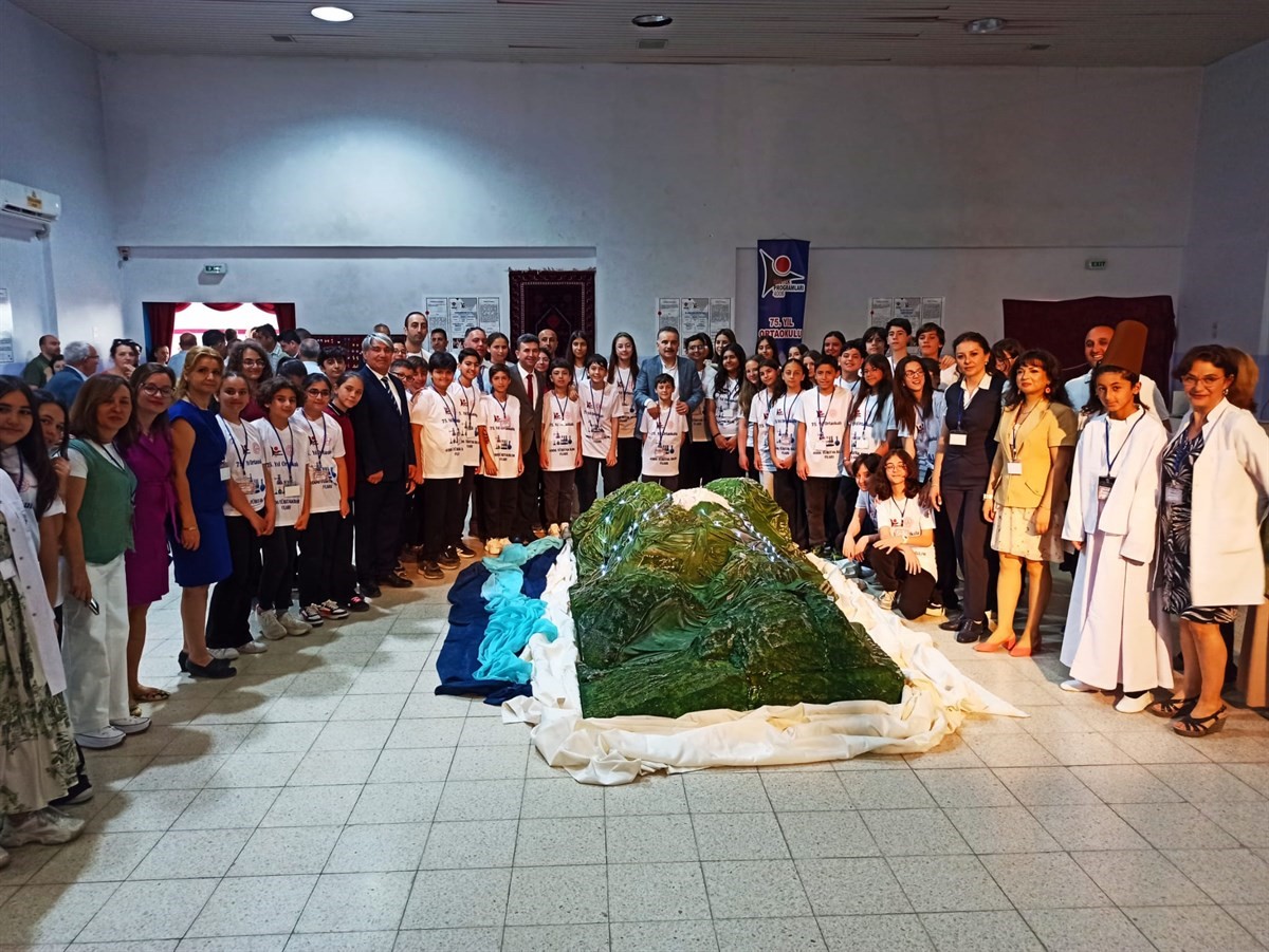 Balıkesir’in Edremit ilçesinde 75. Yıl Ortaokulu tarafından düzenlenen Bilim Fuarı,