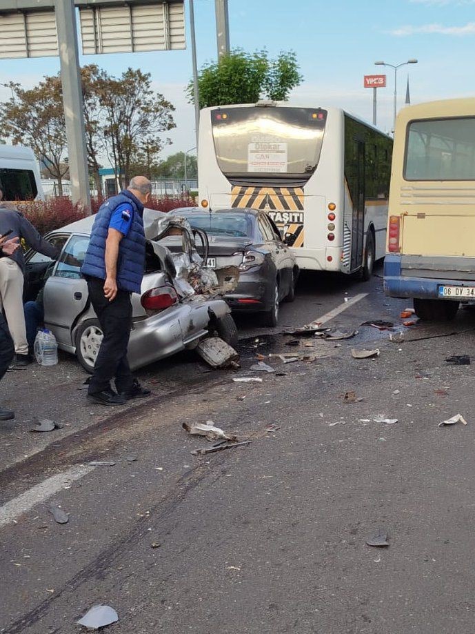 Ankara’da kontrolden çıkan işçi servisinin kırmızı ışıkta bekleyen araçlara çarpması