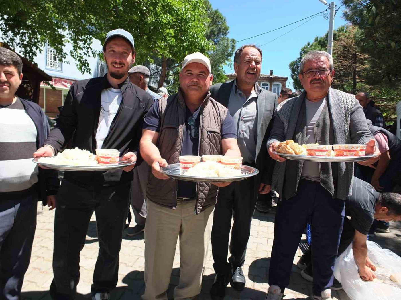 Burhaniye ilçesinde, geleneksel çiftçi hayırları devam ederken, kırsal Bahadınlı Mahallesinde