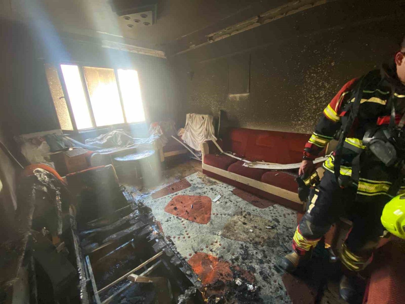 Balıkesir’in Bandırma ilçesinde bir apartmanın ikinci katında çıkan yangın, itfaiye