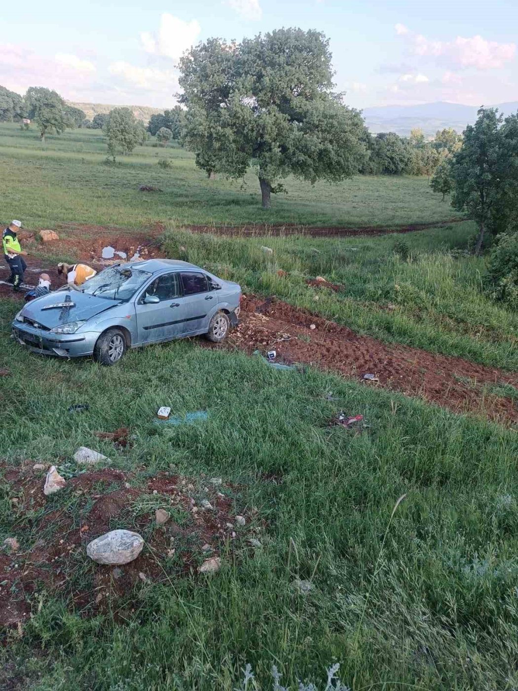 Balıkesir’in Dursunbey ilçesinde yoldan çıkarak şarampole uçan otomobildeki sürücü ve