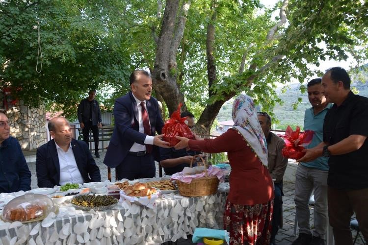 Edremit’te arıcı günü Kaymakam Ahmet Odabaş’ın öncülüğünde anlamlı bir ziyaretle