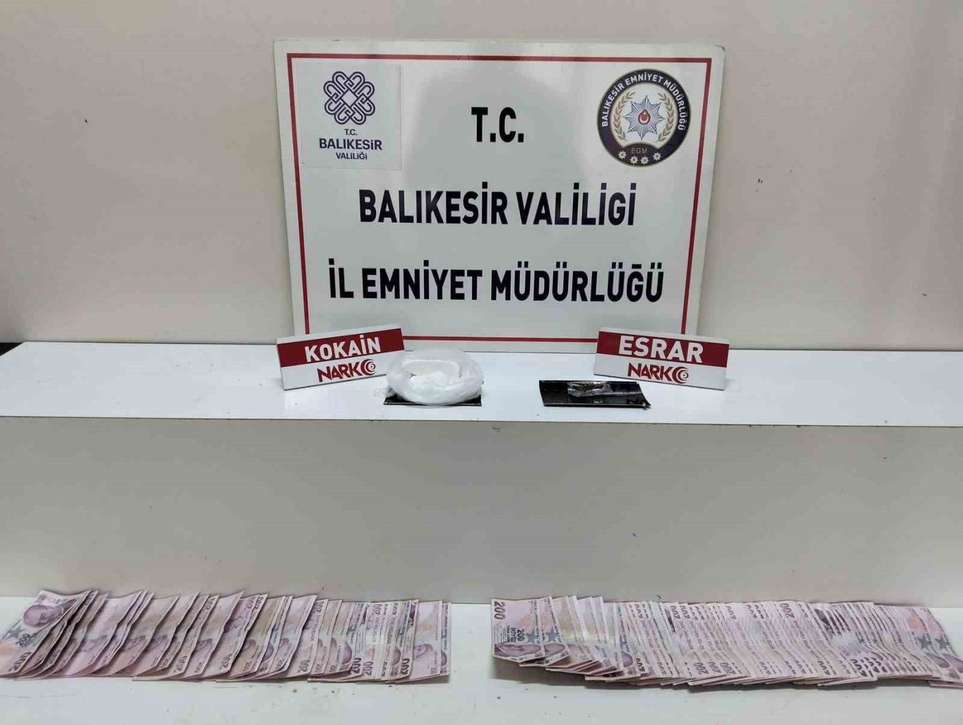 Balıkesir’in Edremit ilçesinde polis ekiplerince gerçekleştirilen uyuşturucu operasyonunda 150 gramdan