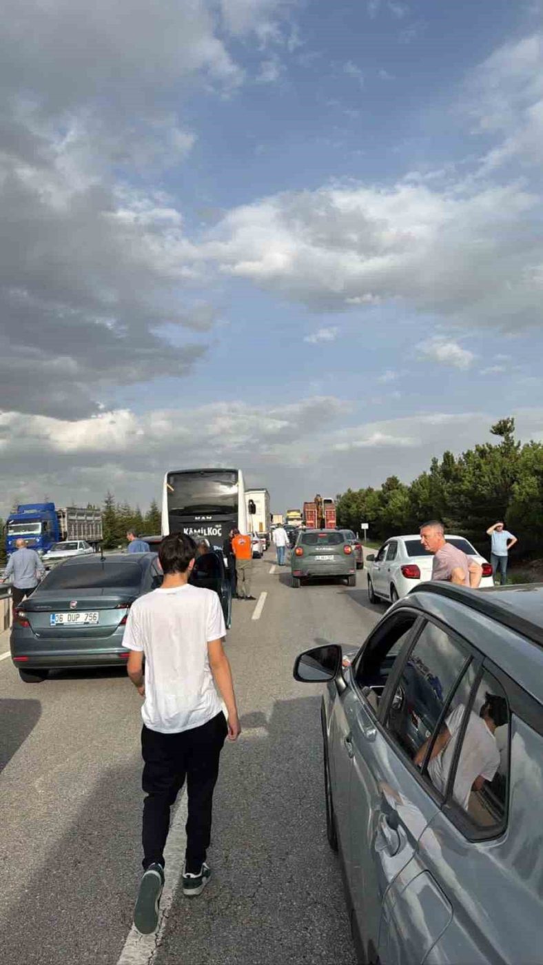 Eskişehir-Ankara karayolunda fayans yüklü bir tırın devrilmesi sonucu meydana gelen