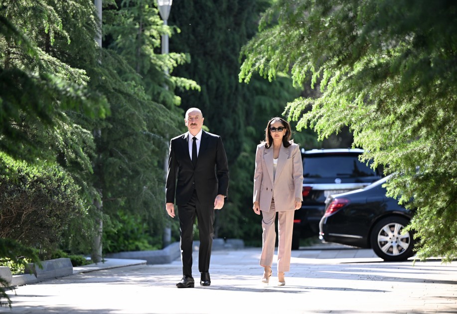 Azerbaycan Cumhurbaşkanı İlham Aliyev, merhum Cumhurbaşkanı Haydar Aliyev’i doğumunun 102.