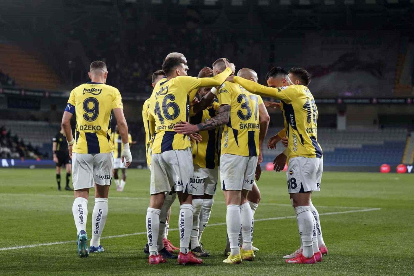Fenerbahçe, Trendyol Süper Lig’de Başakşehir’i 4-1 mağlup etti ve dış