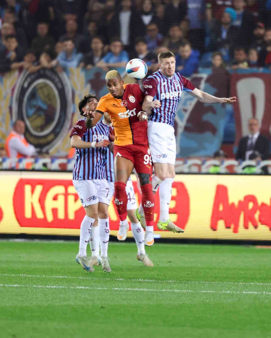 Galatasaray deplasmanda Trabzonspor’u mağlup ederek, rakibine karşı yenilmezlik serisini 6’ya