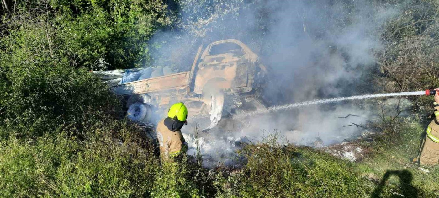 Balıkesir’in Gönen ilçesinde seyir halindeki bir araçta çıkan yangın itfaiye