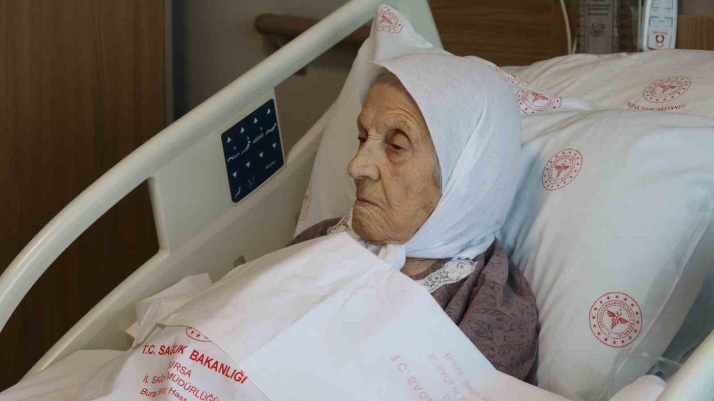 Bursa’da 104 yaşındaki kadın hasta, Bursa Şehir Hastanesi’nde yapılan kalp