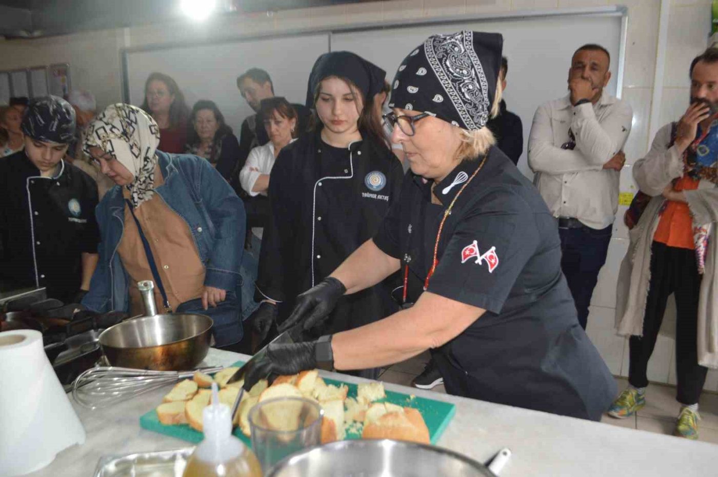 Balıkesir’in Ayvalık ilçesinde, Cumhurbaşkanı Recep Tayip Erdoğan’ın eşi Emine Erdoğan’ın