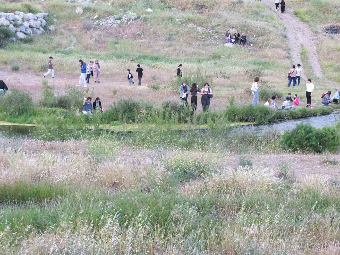 Balıkesir’in Burhaniye ilçesinde vatandaşlar, Hıdırellez’i Karınca Deresi kenarında suya taş