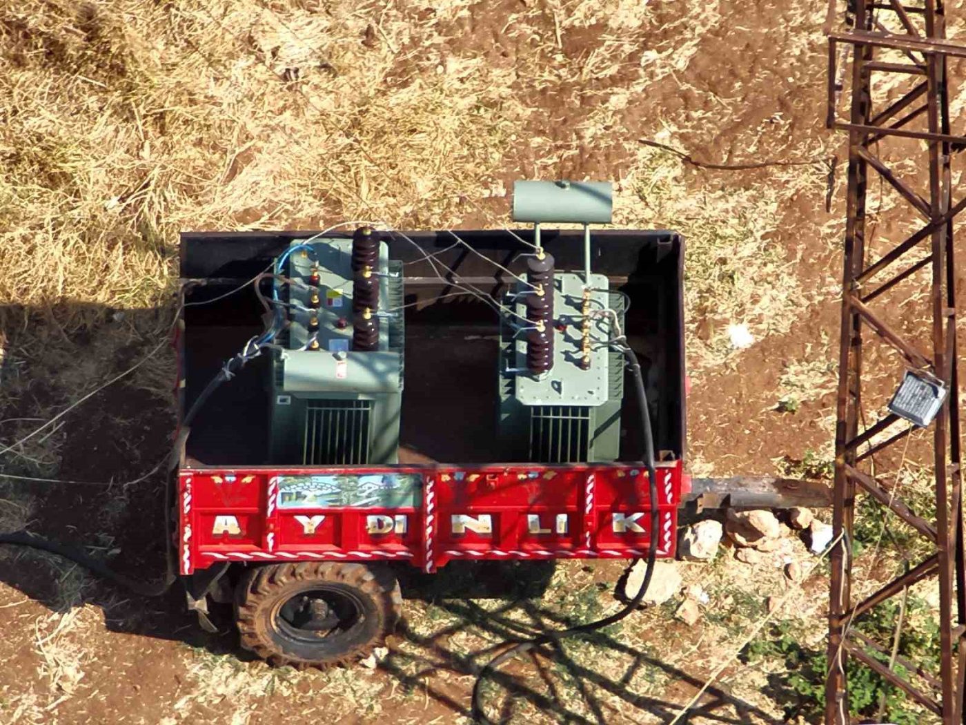 Dicle Elektrik, Şanlıurfa’da tarla ortasında traktör römorkuna yüklenmiş vaziyette 2