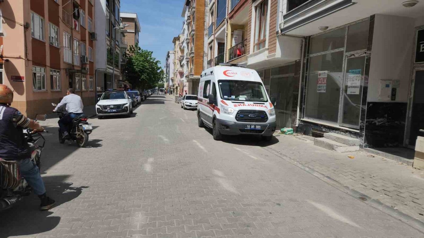 Balıkesir’in Edremit ilçesinde çıkan bıçaklı kavgada 2 kişi yaralandı. Olayla