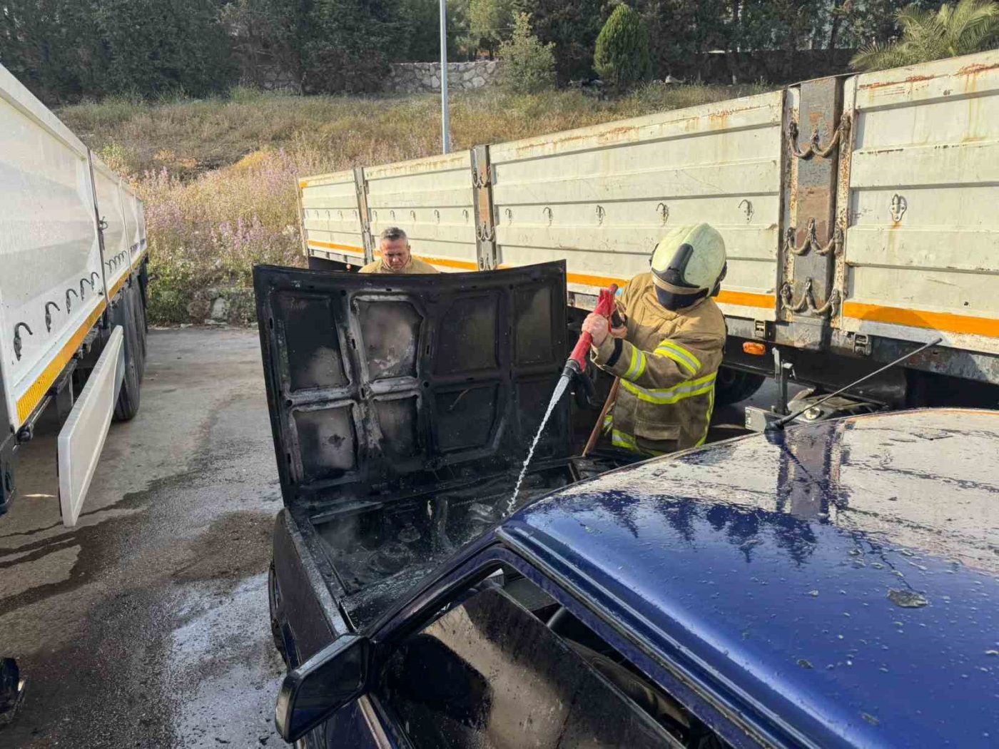 Balıkesir’in Erdek ilçesinde park halindeki bir otomobilde çıkan yangın paniğe