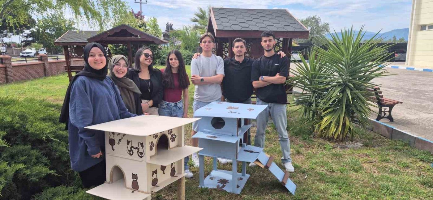 Balıkesir’in Havran ilçesinde Meslek Yüksekokulu öğrencileri, yerleşke içerisinde yaşayan sokak