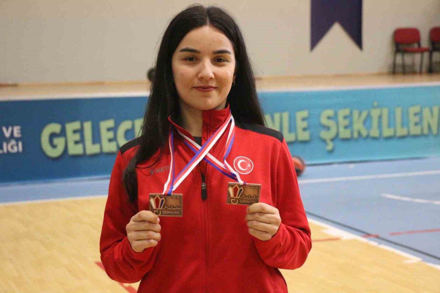 Karabüklü işitme engelli milli badminton sporcusu Halenur Küçüksevgili hedefinin İşitme