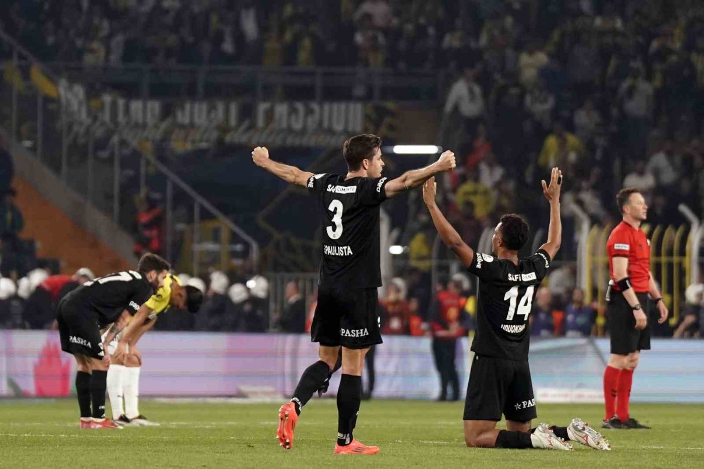 Beşiktaş, 2004-2005 sezonunun ardından Fenerbahçe ile Süper Lig’de oynadığı iki