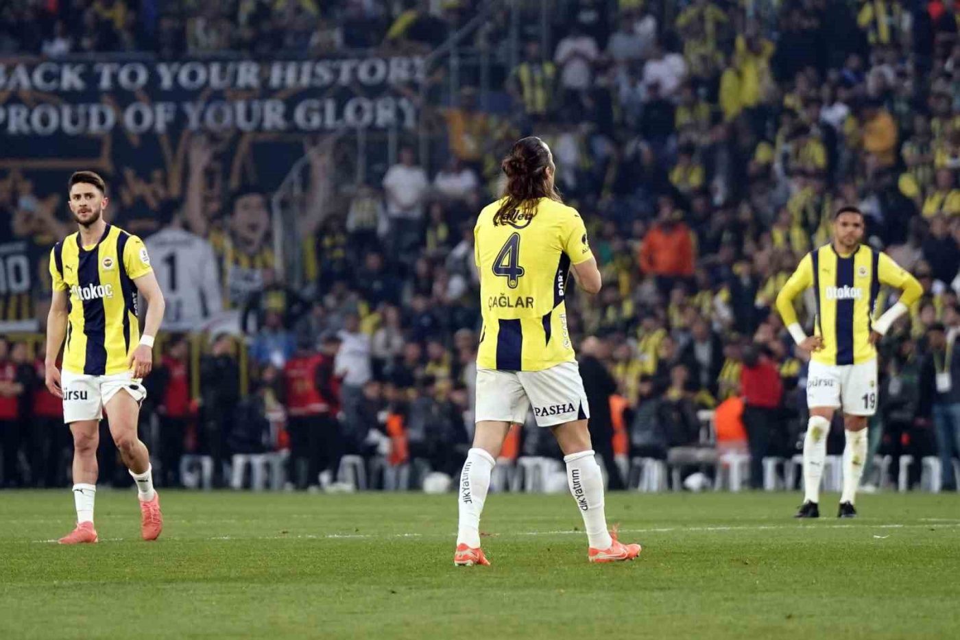 Fenerbahçe’nin milli futbolcusu Çağlar Söyüncü, derbide gördüğü sarı kartla cezalı