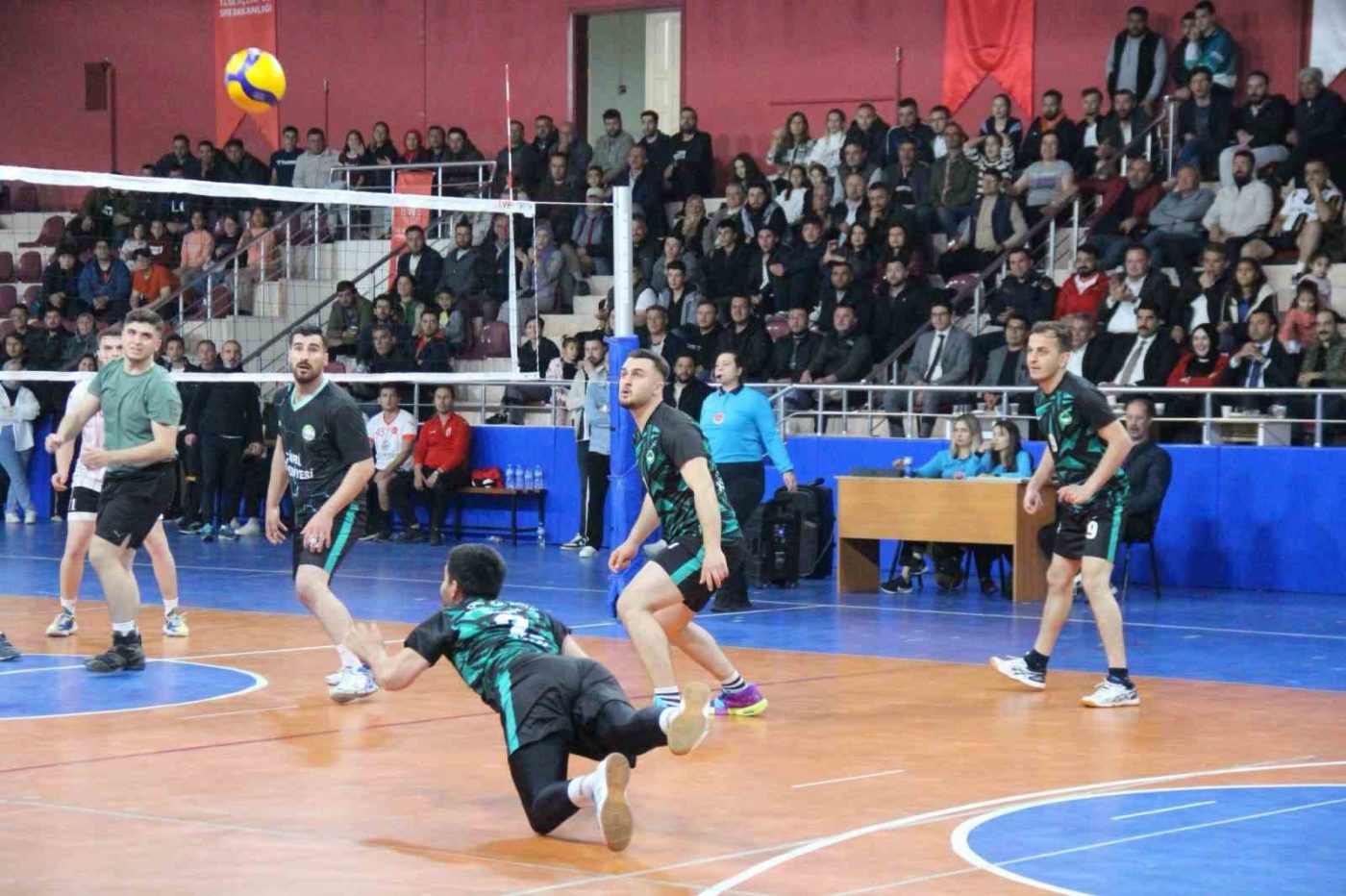 Çal Kaymakamlığı himayesinde düzenlenen Voleybol Turnuvası, 12 takım ve 170