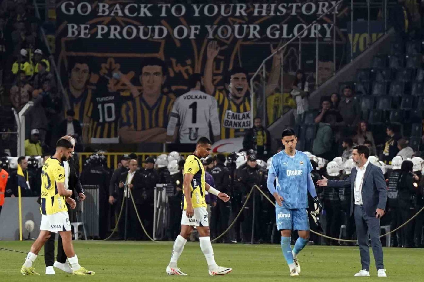 Fenerbahçe, ezeli rakibi Beşiktaş ile oynadığı maçtan 1-0’lık mağlup ayrıldı