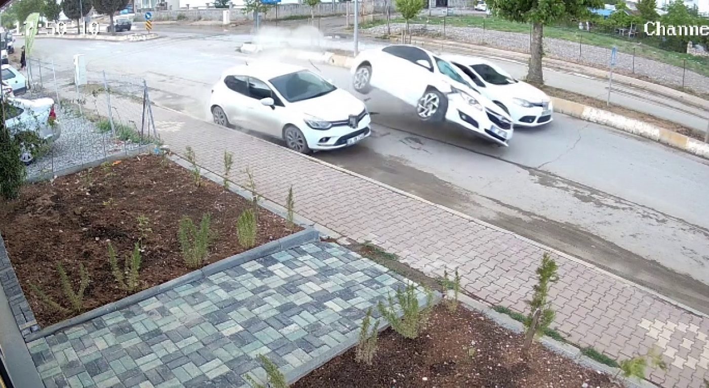 Adıyaman’da park halindeki araca çarpan otomobil savrularak başka bir araca
