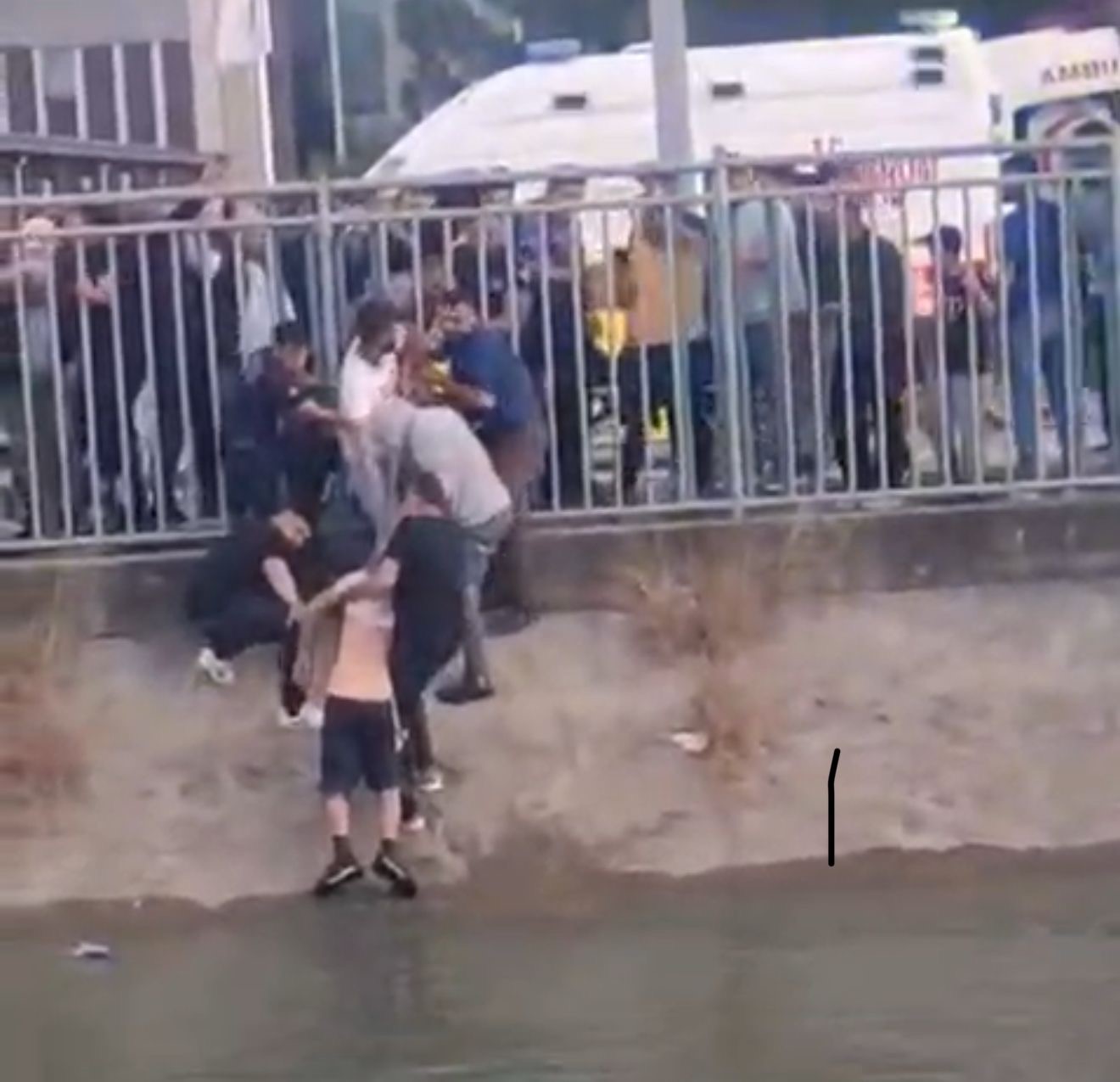 Adana’da sulama kanalında sürüklenen bir kişi, vatandaşlar tarafından kurtarıldı.  