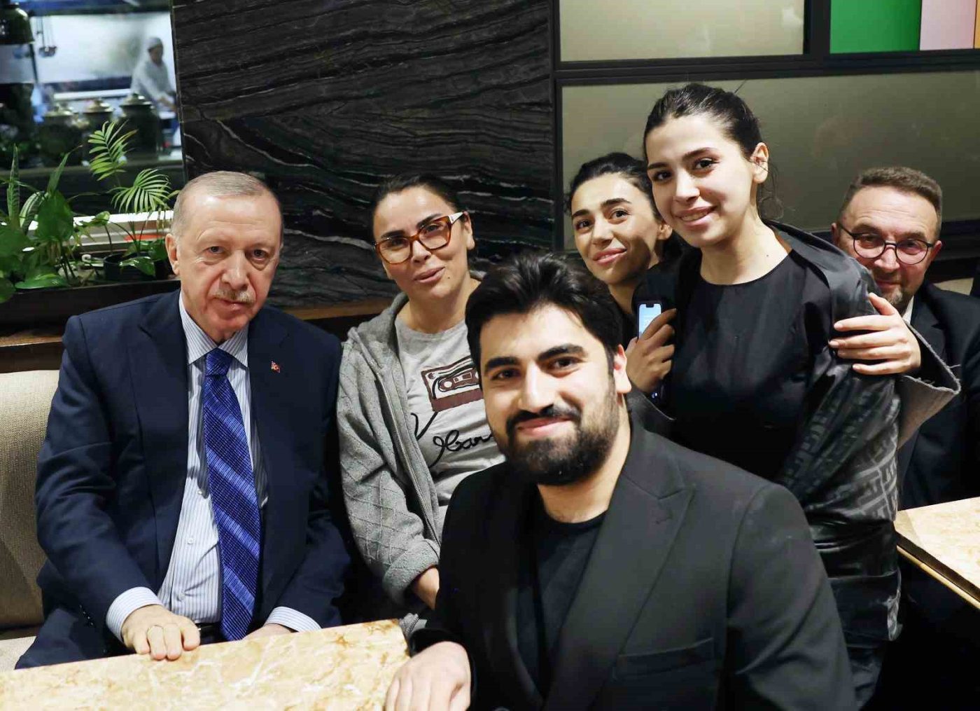Cumhurbaşkanı Recep Tayyip Erdoğan, Ankara’da bir kafeyi ziyaret ederek vatandaşlarla