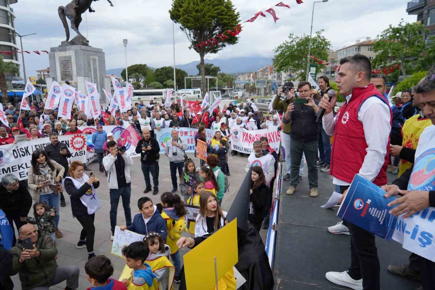 Balıkesir’in Edremit ilçesinde işçi sendikaları öncülüğünde 1 Mayıs Emek ve