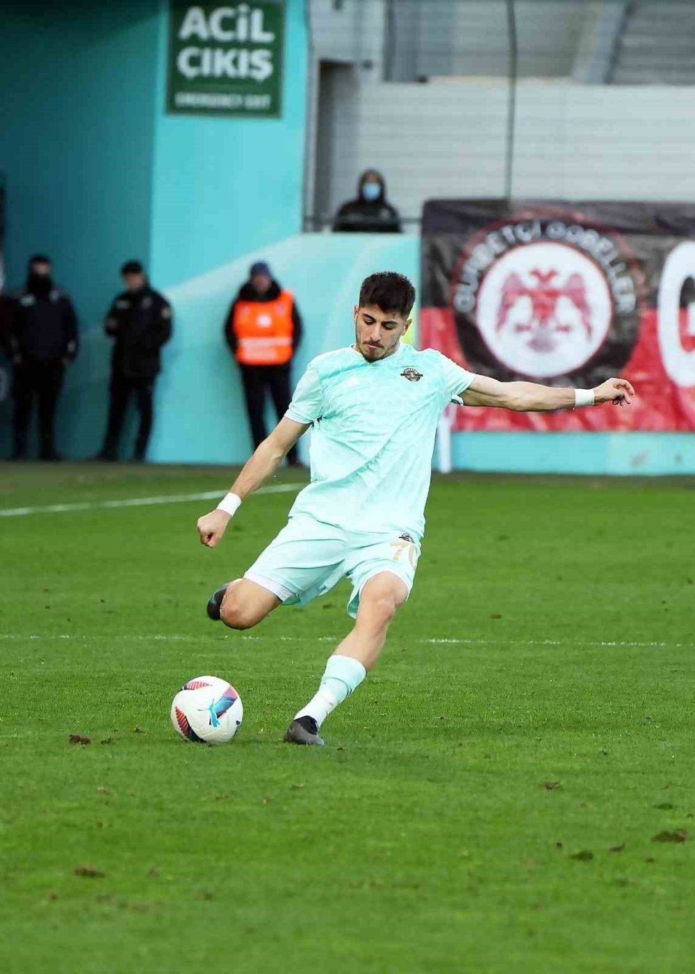 Trendyol 1. Lig ekiplerinden Esenler Erokspor’da oynayan 23 yaşındaki futbolcu