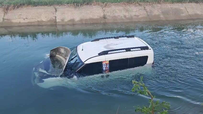 Adana’da kontrolden çıkan hafif ticari araç sulama kanalına devrildi. Kazayı