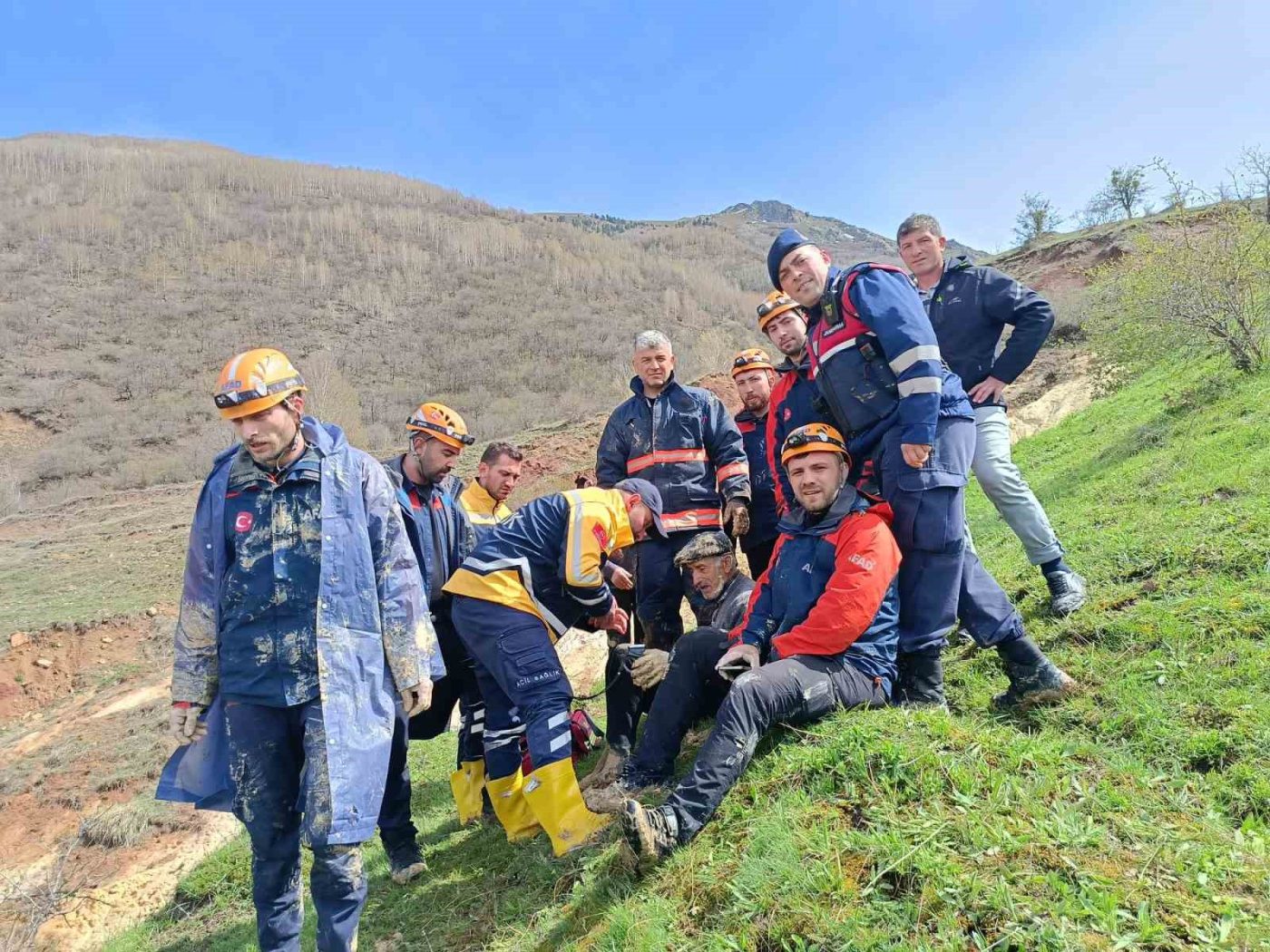 Sivas’ta bir vatandaş, ineği ile birlikte çamura saplandı. Mahsur kalan