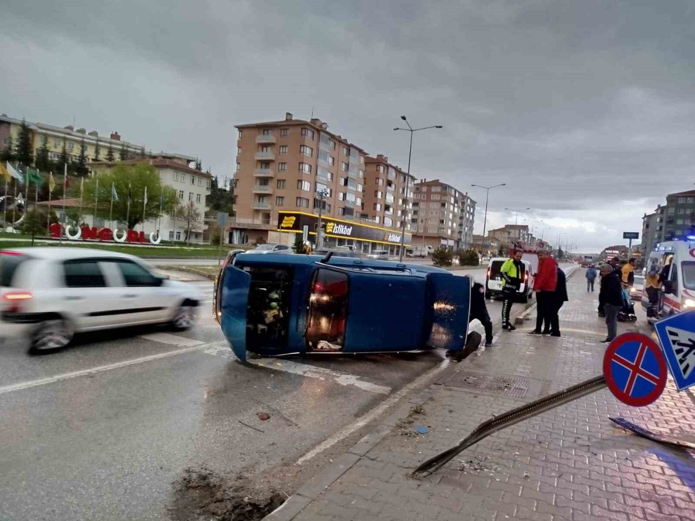Çorum’un Sungurlu ilçesinde meydana gelen trafik kazasında, bilgilendirme levhasına çarpan