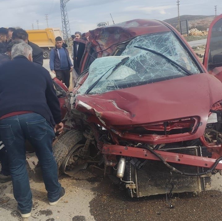 Kahramanmaraş’ın Afşin ilçesinde kamyonla çarpışan otomobilin 14 yaşındaki sürücüsü kaldırıldığı