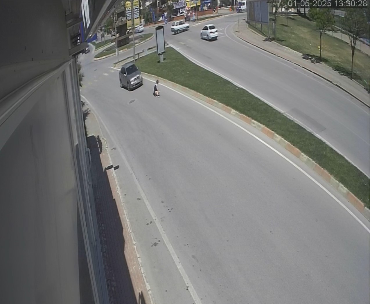 Edirne’de otomobilin çarptığı yaya yaralandı. Yaralı hastaneye kaldırılırken, kaza anı