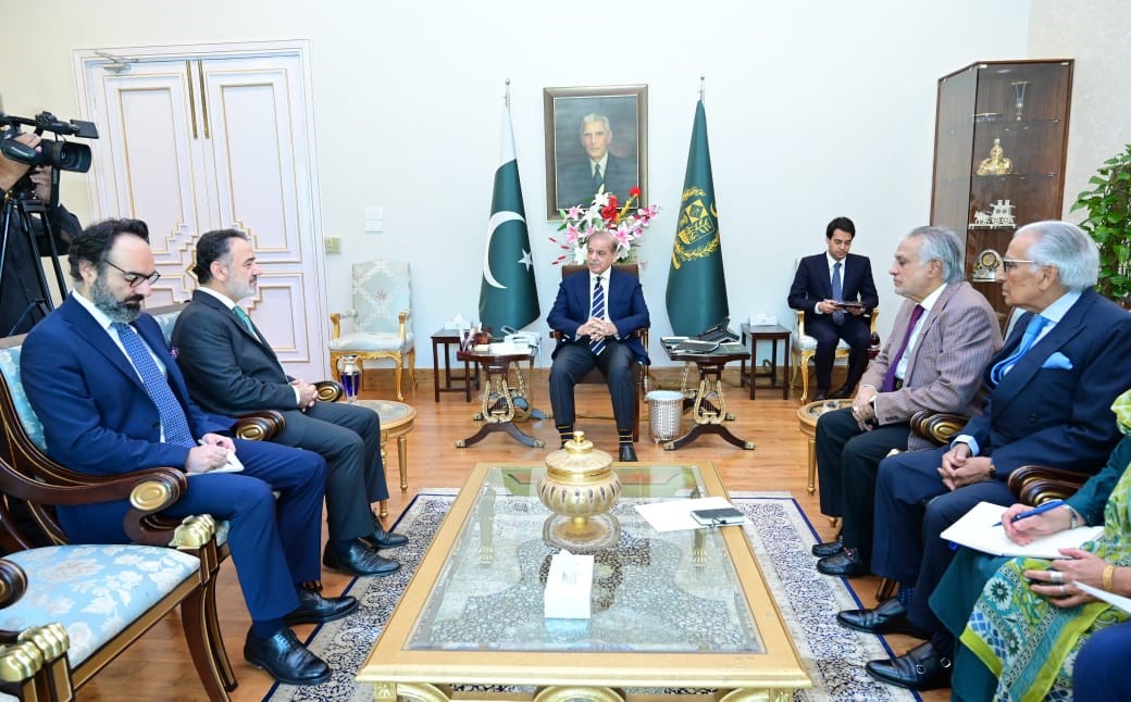 Pakistan Başbakanı Şahbaz Şerif, Türkiye’nin İslamabad Büyükelçisi İrfan Neziroğlu ile