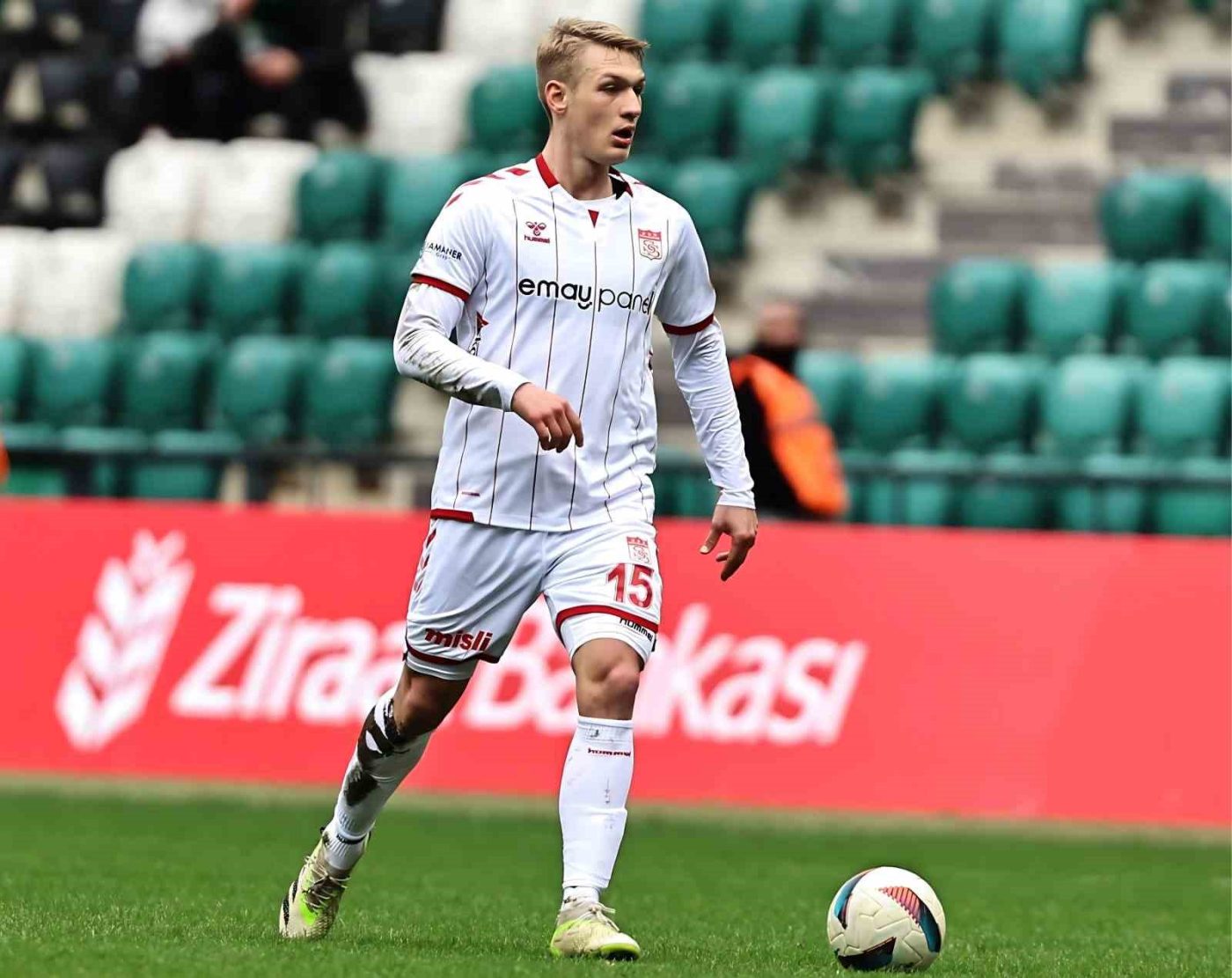 Trendyol Süper Lig ekiplerinden Sivasspor’un genç futbolcusu Jan Bieganski, kalça