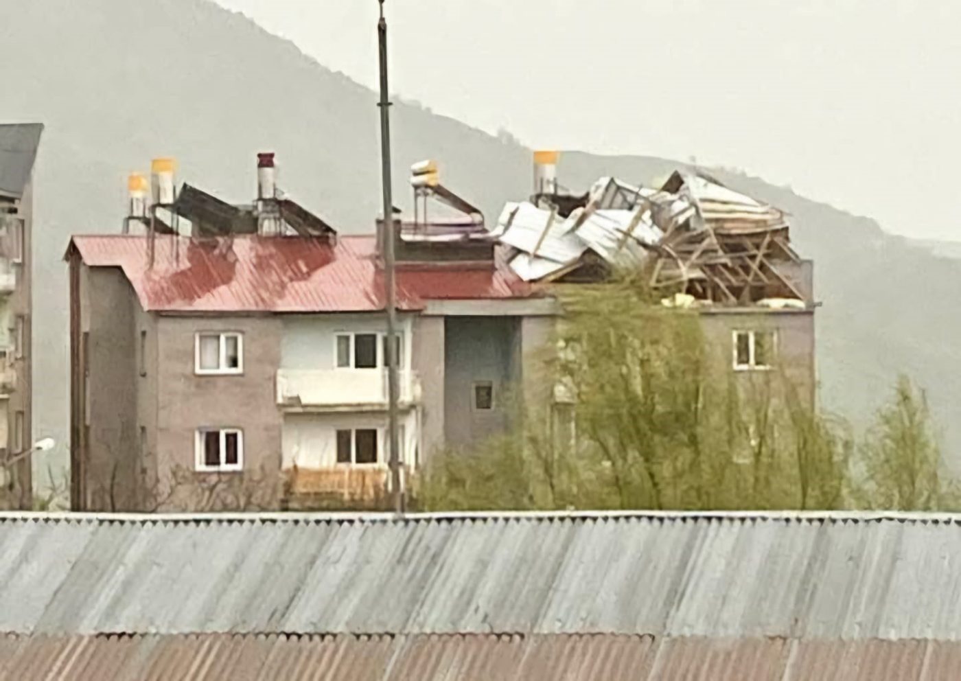 Tunceli’de zaman zaman saatteki hızı 108 kilometreyi bulan fırtına nedeniyle