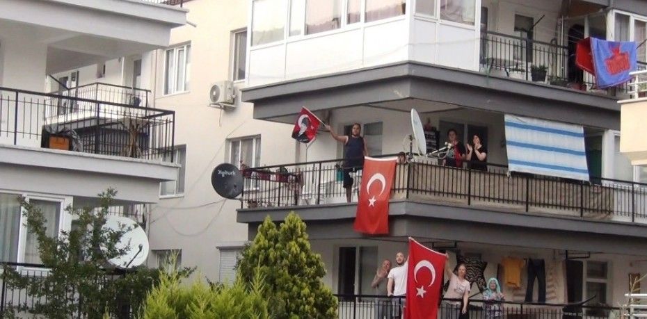 AYVALIK’TA 19 MAYIS COŞKUSU BALKONLARA TAŞTI