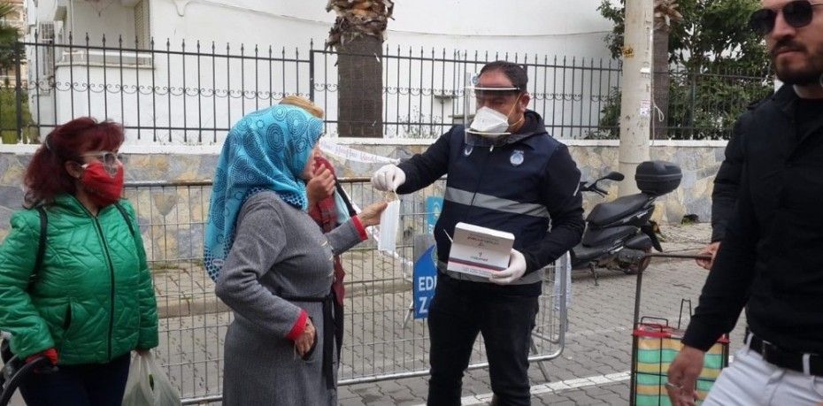 EDREMİT BELEDİYESİ VATANDAŞA ÜCRETSİZ MASKE DAĞITTI