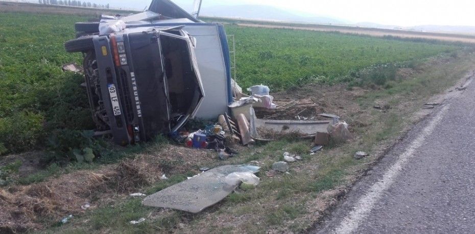 KONTROLDEN ÇIKAN KAMYONET ŞARAMPOLE DEVRİLDİ, 3 KİŞİ YARALANDI