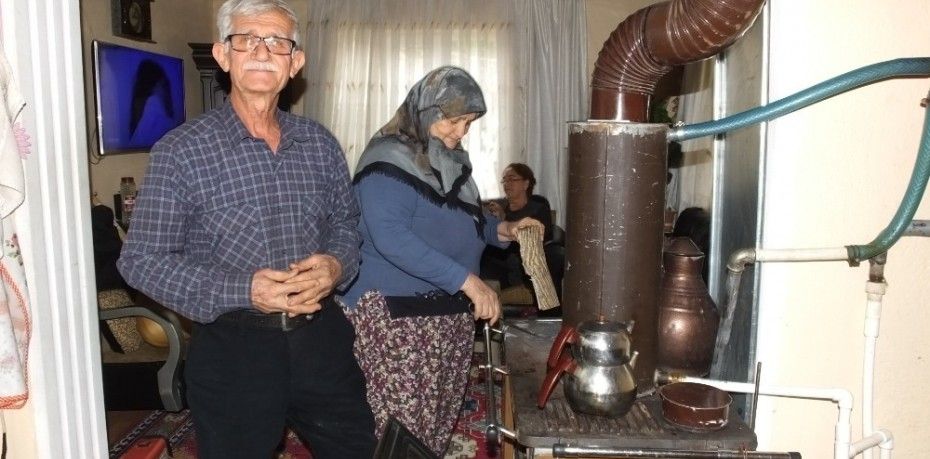 HAVRANLI SOĞUK DEMİRCİ, EVİNDEKİ KUZİNE SOBA İLE KALORİFER YAPTI