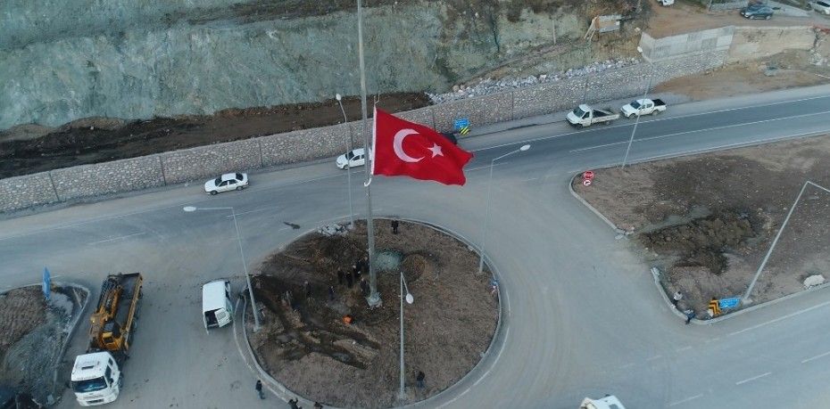 DURSUNBEY İLÇE GİRİŞİNE DEV TÜRK BAYRAĞI