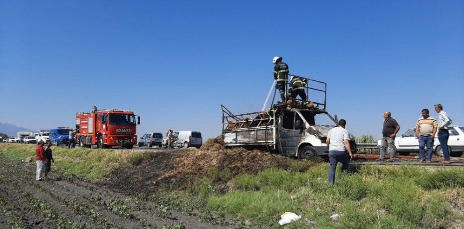 SAMAN YÜKLÜ ARAÇ SEYİR HALİNDEYKEN ALEV ALDI