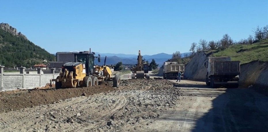 BALIKESİR İLÇELERİNDE YOL GENİŞLETME ÇALIŞMALARI SÜRÜYOR