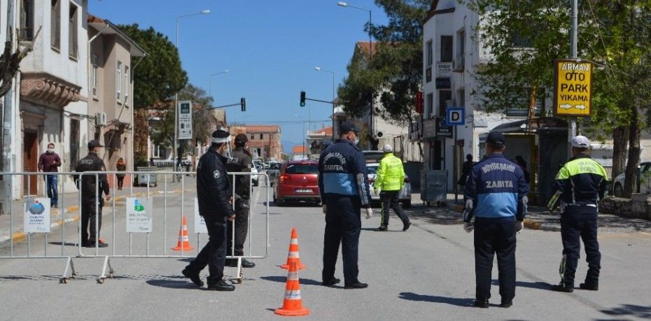 AYVALIK’TA ÖZEL ARAÇLARA KOVİD 19 FRENİ