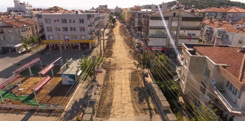 AYVALIK BELEDİYESİ’NDEN KÜÇÜKKÖY’E 13 BİN METREKARE KİLİT PARKE YOL