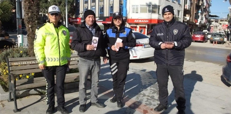 BALIKESİR’DE, KADIN POLİSLER, KADIN ŞİDDETİNE DİKKAT ÇEKMEK İÇİN BROŞÜR DAĞITTI